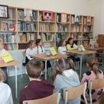 prowadząca czyta pytania.jpg