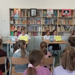 drużyny i publiczność w czytelni.jpg