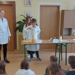 uczeń wykonuje doświadczenie 