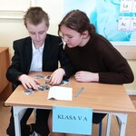 zespół klasy 5a układa puzzle.jpg