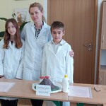 nauczycielka chemii z uczniami.jpg