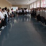 uczniowie zgromadzeni na apelu