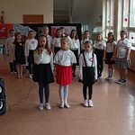 Trzy dziewczynki w części artystycznej