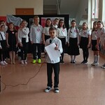 chłopiec z mikrofonem