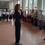 Przewodniczący Samorządu składa raport pani Dyrektor na apelu klas I-III
