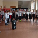 Pani Dyrektor przemawia do uczniów na alelu klas I-IIi