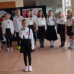 Dziewczynka śpiewa piosenkę