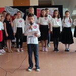 Chłopiec odczytuje z kartki tekst