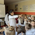 Nauczycielka pokazuje układ taneczny
