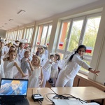 Uczniowie klas I-III odtwarzają pokazywany układ taneczny.