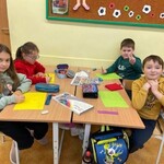 uczniowie klasy 2b wykonują prace plastyczne 