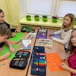 uczniowie klasy 2b wykonują prace plastyczne 