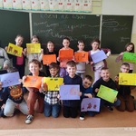 uczniowie klasy 2a z wykonanymi przez siebie pracami plastycznymi na temat tolerancji