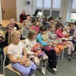 Klasa Ia ogląda z zainteresowaniem teatrzyk