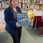 Pani bibliotekarka prezentuje książki