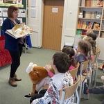 Pani bibliotekarka pokazuje książkę 