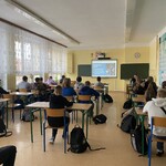 Uczniowie w sali lekcyjnej słuchają prelekcji