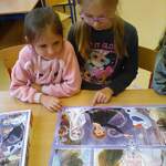 dziewczynki układają puzzle
