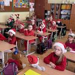 Uczniowie siedzą w ławkach w klasie