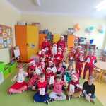 Zdjęcie grupowe dzieci z grupy Zajączki z Mikołajem