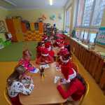 Dzieci z grupy Zajączki malują świąteczne rysunki