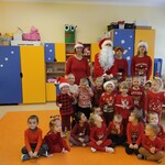 Zdjęcie grupowe dzieci z grupy Wiewiórki z Mikołajem i elfami.