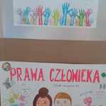 plakat z napisem Międzynarodowy Dzień Praw Człowieka 