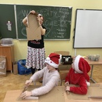 Mama pokazuje jak składać pudełko na pierniki