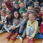 Dzieci z grupy Wiewiórki słuchają audycji