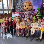 Dzieci z grupy przedszkolnej w przebraniach z maskotką Pszczółką i nauczycielkami w przebraniu