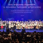nagrodzeni  stypendium za osiągnięcia artystyczne z Marszałkiem Województwa