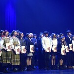 Nagrodzony uczeń naszej szkoły z innymi stypendystami