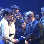 Marszałek Województwa wręcza stypendium uczniowi naszej szkoły Mikołajowi