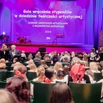 Gala wręczenia stypendium za osiągnięcia artystyczne -widok na scenę i widownię
