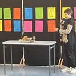uczeń prezentuje swoje modele.jpg