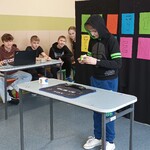 uczeń układa kostkę Rubika na czas.jpg