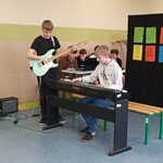 występ dwóch uczniów grających na instrumentach.jpg