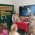Uczennica pokazuje tęczową skarpetkę