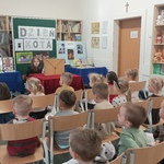 dzieci z grupy Wiewiórki słuchają opowieści pani bibliotekarki