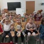 Wiewiórki z pluszowymi kotkami