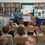 Pani pokazuje plansze z teatrzyku i rozmawia z dziećmi o Tajnym agencie