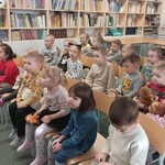 Dzieci z grupy Pszczółki oglądają teatrzyk
