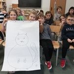 Grupa Zajączki z namalowanym przez siebie kotem
