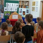 Pani bibliotekarka pokazuje książkę o rasach kotów