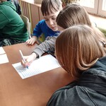 Uczniowie klasy szóstej rozwiązują zadanie turniejowe