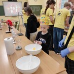 Uczniowie wykonują doświadczenie fizyczne