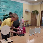 Uczeń z klasy ósmej prezentuje działanie siłomierza