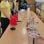 Uczniowie prezentują doświadczenia fizyczne