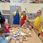 Uczniowie z klasy szóstej B prezentują swoje wypieki