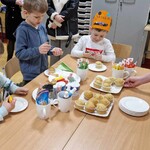 Dzieci ozdabiają lukrem babeczki